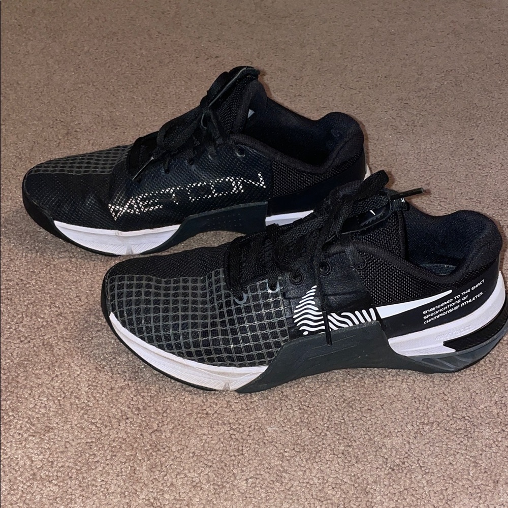 Nike Black and White Training Shoes - Picture 4 of 6